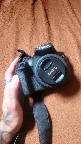 Canon EOS Rebel T7 + lente 24mm