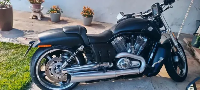 Moto Harley Davidson V-Rod Muscle. Cor preto fosco. Nova super conservada. 9006 km.