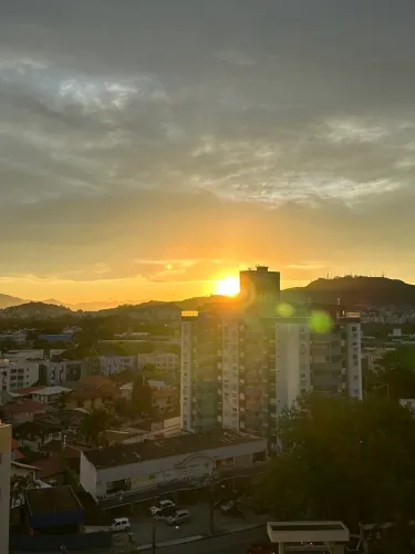 Apartamento alto, vista incrível e mobiliado com amor