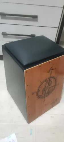 Cajón Percussion Inclinado Com Assento Estofado E Captação