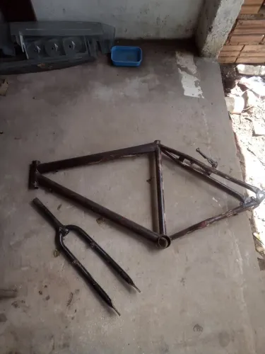 Bike quadro reto aro 26 só falta pintar e vem com (garfo)