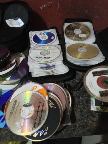 Lote com uns 500 CDs e DVDs diversos pra sair hj