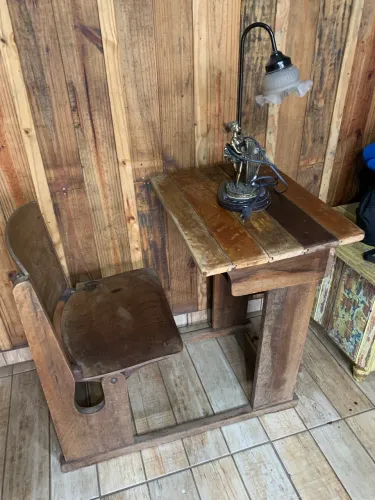 Carteira escolar antiga