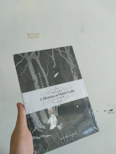 Mangá A Menina do Outro Lado LACRADO