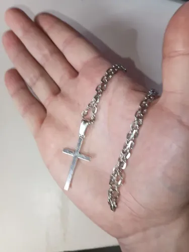 Crucifixo estilo Minimalista. Estilo tradicional 60cm e 4mm. NOVO. Aço com banho de ródio.