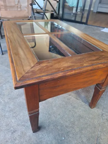 Mesa de centro ( vitrine) colonial em madeira com tampo em vidro