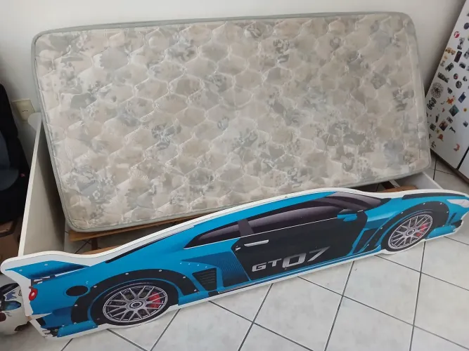Cama e colchão infantil