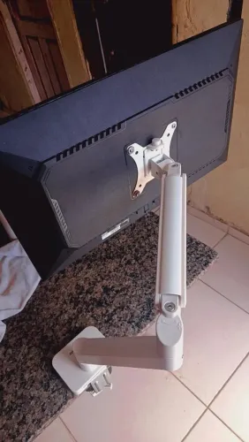 Monitor com braço articulado 