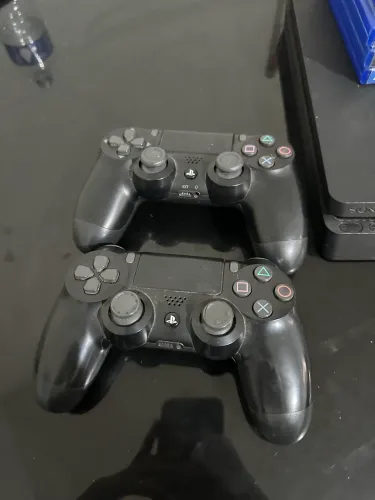 PS4 1TB 4 JOGOS E 2 CONTROLES