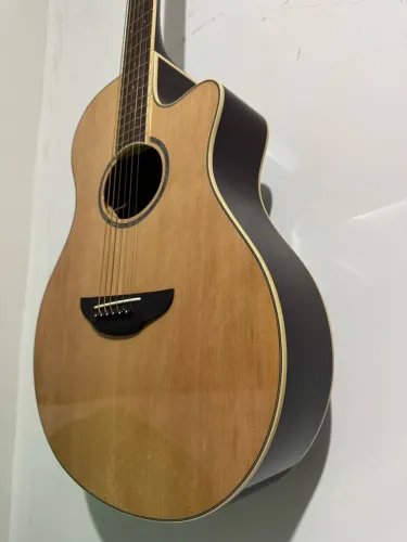 O violão eletroacústico Yamaha APX600 é um modelo com corpo fino. EXTREMAMENTE NOVO