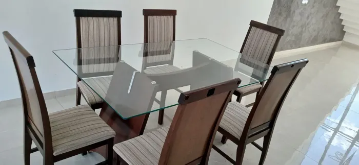 Mesa de vidro e cadeiras