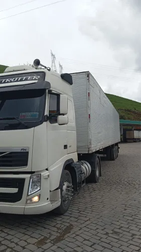 Volvo FH 420 com Baú 30 Pallets