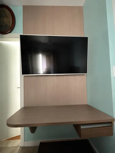 Painel de TV com Mesa e Gaveta 