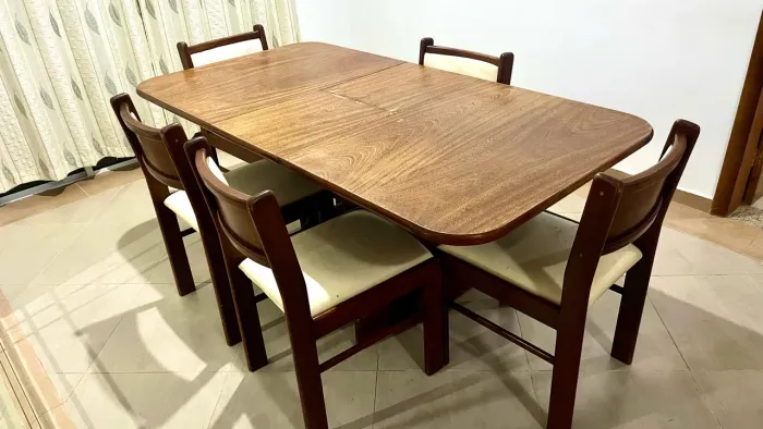 Conjunto Mesa De Jantar Extensível Em Madeira Maciça + 5 Cadeiras Estofadas