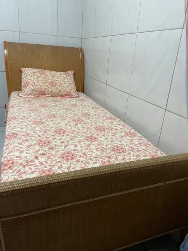 Vende-se cama solteiro king, madeira boa e bem conservada 