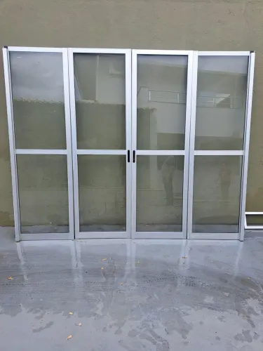 Porta de correr 4 folhas e alumínio
