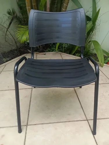 Cadeira preta empilhável