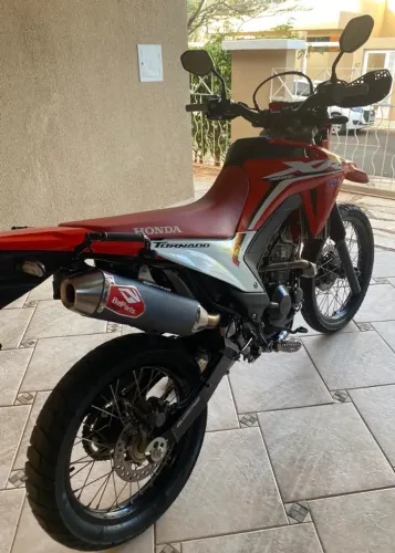 Motocicleta Honda XRL 300cc Tornado - 2024/2025 em excelente estado!