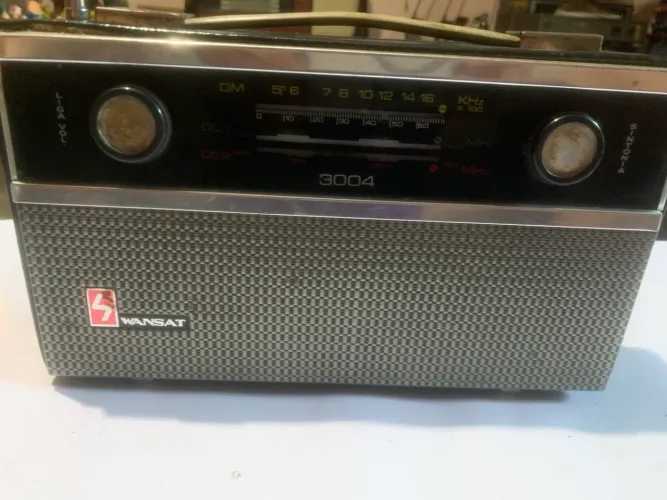 rádio antigo da marca Wansat, funcionando
