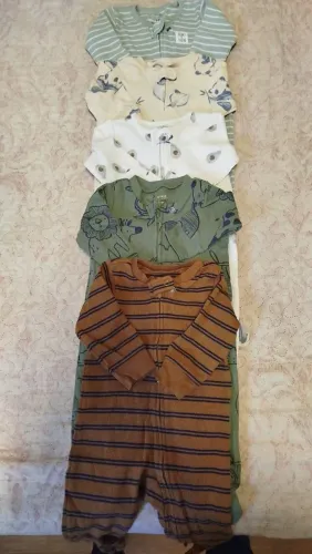 Macacões Carter's 3 a 6 meses, com pezinho - R$ 110 as 5 unidades.