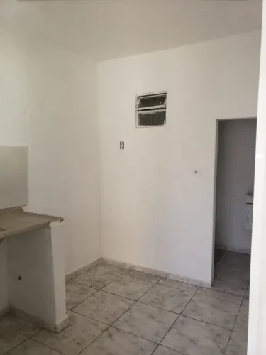 ### ALUGA-SE CASA DE FUNDOS - PARQUE MARIA HELENA, SUZANO Casa com 1 quarto, cozinha, ban