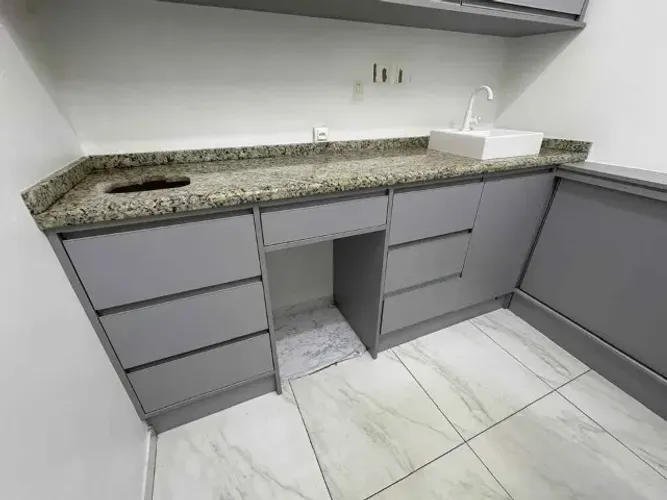 Balcão em MDF com Tampo de Granito 2,20m | Gavetas e Portas