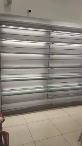 Gôndolas Premium Fast/Ariam com prateleiras de vidro iluminadas
