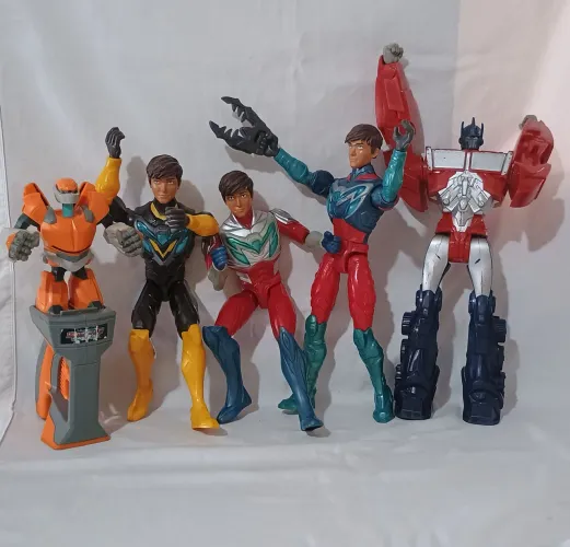 Lote com cinco bonecos, três deles são da coleção Maxstel e dois bonecos da hasbro