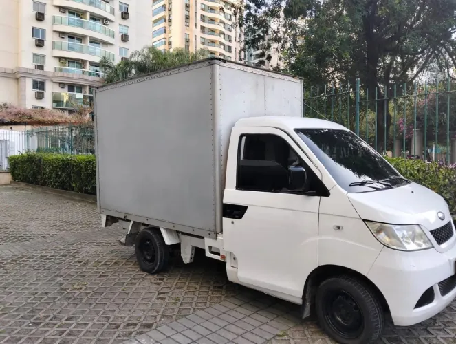 Vende se caminhãozinho baú, motor batido lataria nova , cabeçote novo. Aproveitar peça.