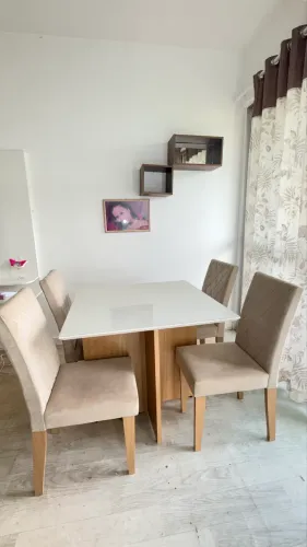 Mesa com tampa de vidro e 4 cadeiras acolchoadas 