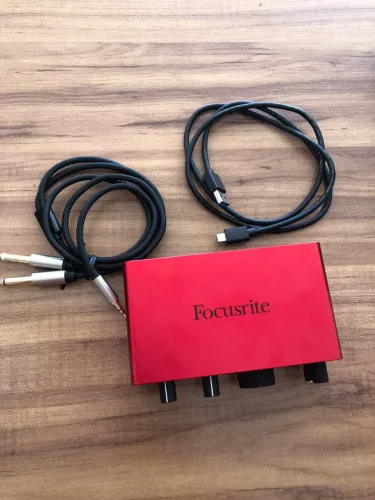 Interface De Áudio Focusrite Scarlett Solo 4th Gen vermelho