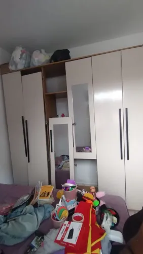 Guarda roupas (1 ano de uso)