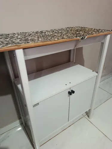 Vendo Armário com tábua de passar roupa