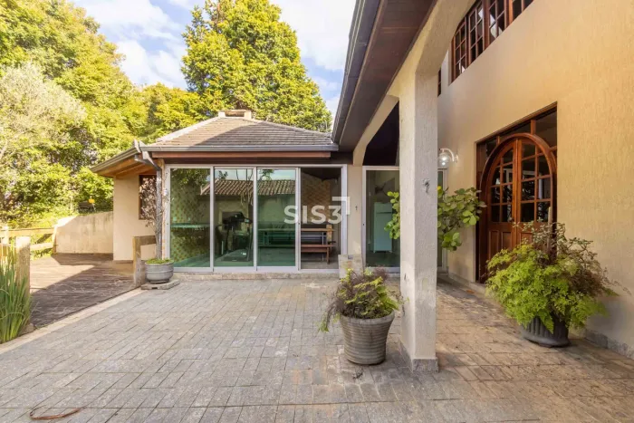 Casa à venda no bairro Mercês, ao lado do Condomínio Sherwood