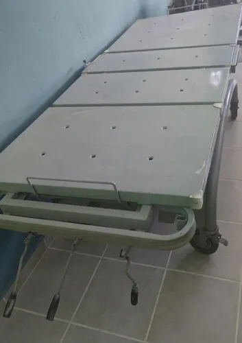 Vendo cama hospitalar e uma cadeira de rodas