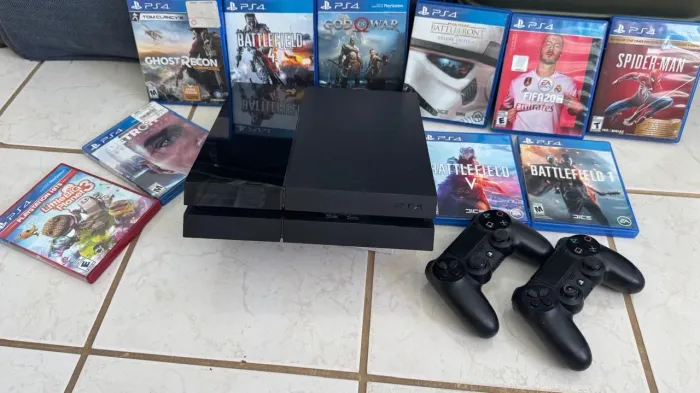 <br>? Play Station 4 em excelente condição de uso