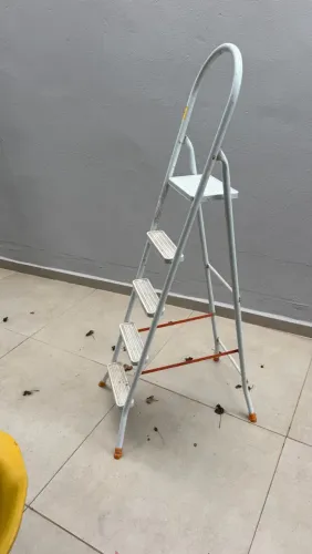 Escada Doméstica Dobrável 5 Degraus em Aço Branca - Ótimo Estado