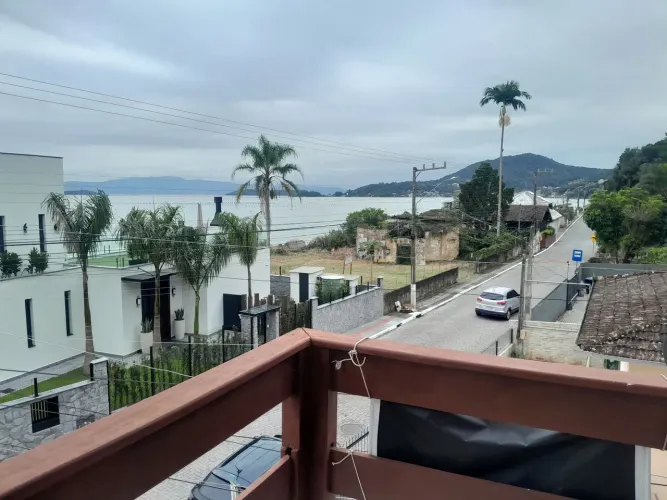 Casa com vista para o mar em Sambaqui