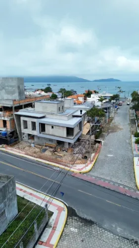 Sobrado com excelente Padrão 100m da Praia | 2 e 3 Suítes | Zimbros Bombinhas