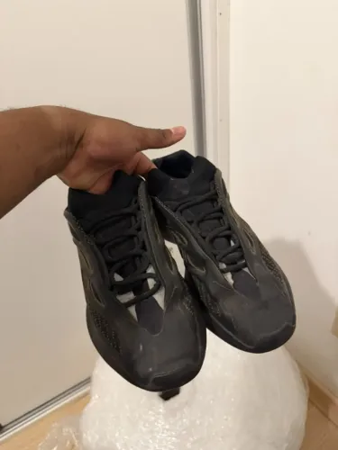 Tênis Yeezy 700 V3 Dark Glow