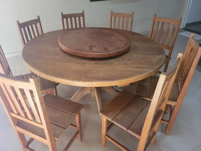 Vendo mesa de madeira maciça com 8 cadeiras 