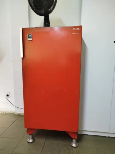 Geladeira antiga vermelha frigider