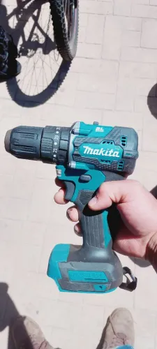 Parafusadeira brushless com martelete e Makita
