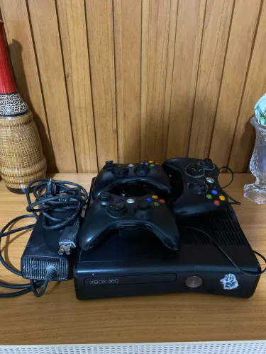 XBOX 360 slim + 3 controles (FAÇO OLX PAY)