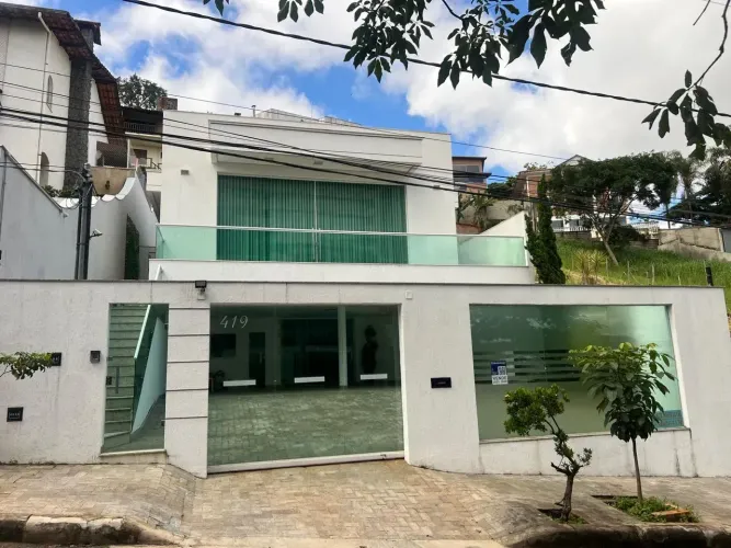 Casa para venda possui 220 metros quadrados com 2 quartos