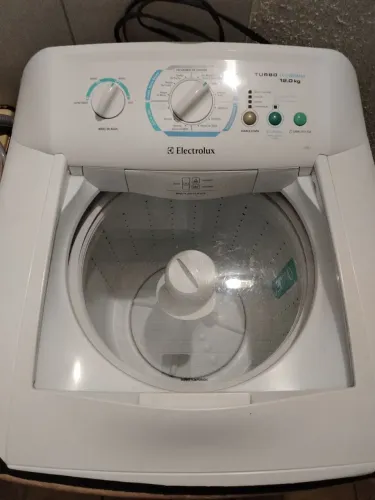 Vendo máquina de lavar Eletrolux Turbo 12 kg super conservada e funciona perfeitamente. 