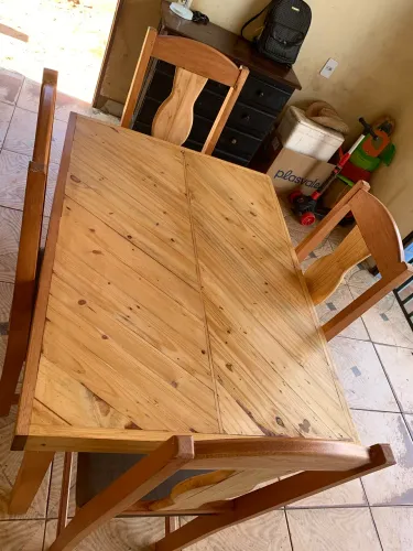 Jogo de mesa e cadeiras