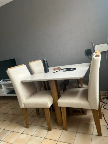 Mesa com as quatros cadeiras. Retirada na santa Amélia