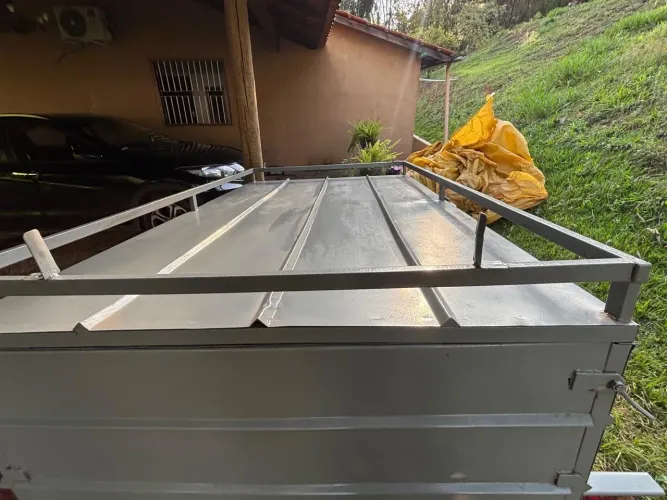Carretinha baú fechado
