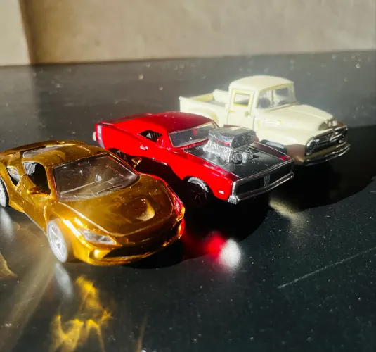 Lote para colecionador: Ferrari F8 Ouro + Dodge Toretto + Ford F-100 Vintage